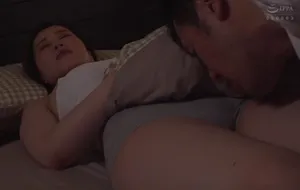 3 ngày chồng yêu đi công việc, vợ yêu ở nhà nữa đêm bị bố ông xã mò vào phòng