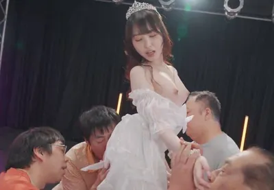 Nữ ca sĩ trẻ vừa giỏi hát còn vừa giỏi xoạc với fan hâm mộ