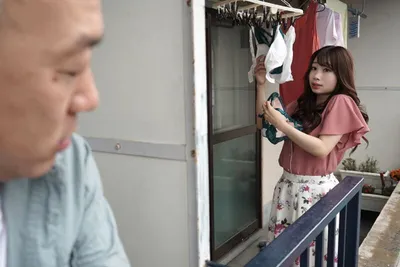 Gã gần nhà chuyên soi mói và cặp bà xã ông chồng thường xuyên rên la quá to