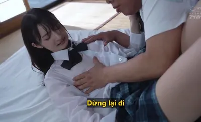 Bố dượng không còn kiềm được trước công chúa trong bộ đồng phục bị ướt mưa