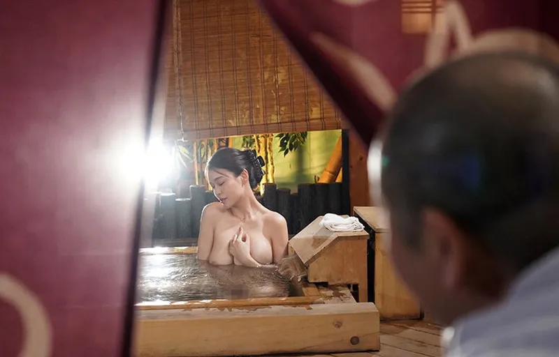 Vợ sắp cưới của con trai bị bố chồng yêu nhìn trộm khi đang tắm rồi trả bài đến mang thai