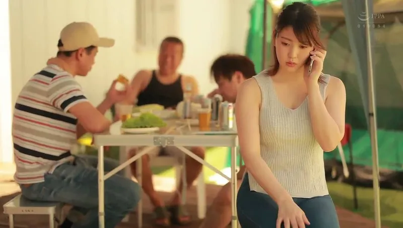 Chồng yêu khờ để vợ yêu tham gia sự kiện cắm trại với mấy gã cạnh bên nhà và cái kết