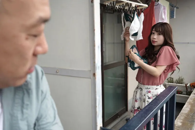 Gã gần nhà chuyên soi mói và cặp bà xã ông chồng thường xuyên rên la quá to